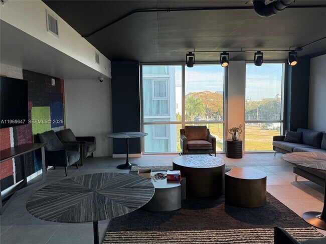 Building Photo - 437 SW 4th Ave