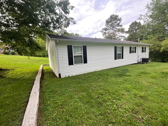 Building Photo - Short term - Clean and tidy 3 bedroom/1 bath near Cherokee Park