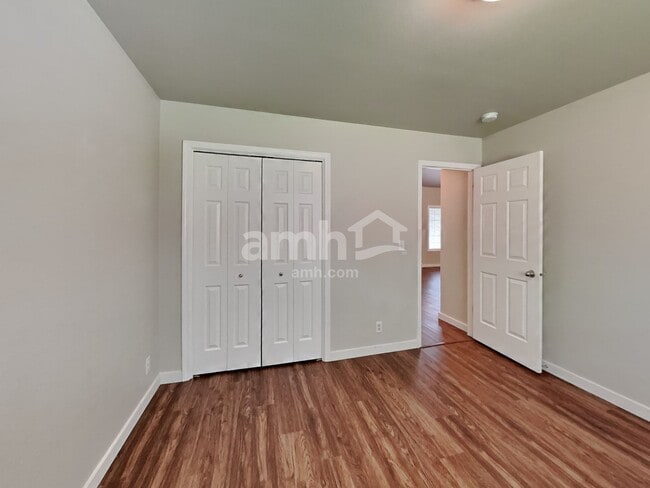 Building Photo - 257 S Delphinium Ave