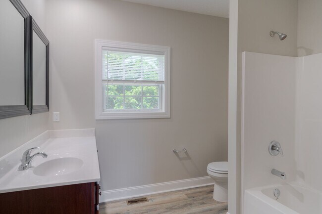 Building Photo - 500 Twisted Oak Dr NW