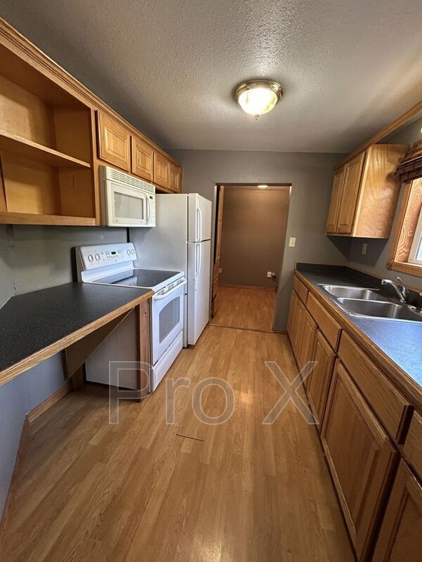 Building Photo - 1107 E 7th St