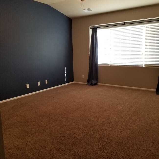 Building Photo - 4 Bedroom Millard Home!