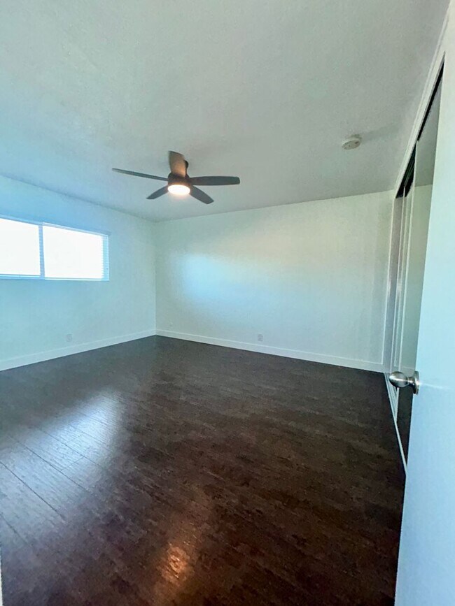 Building Photo - 1028w