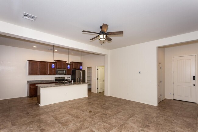 Building Photo - 926 N Gomez St