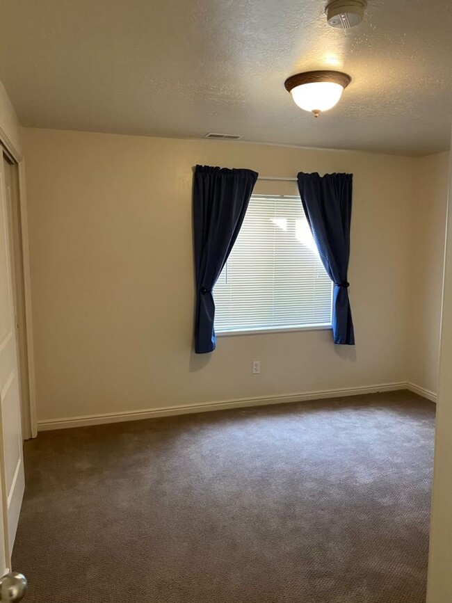 Building Photo - Basement Apt Flexible lease