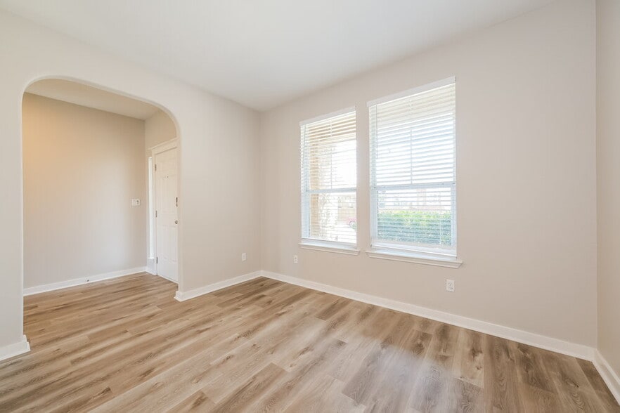 Building Photo - 603 Irvin Dr