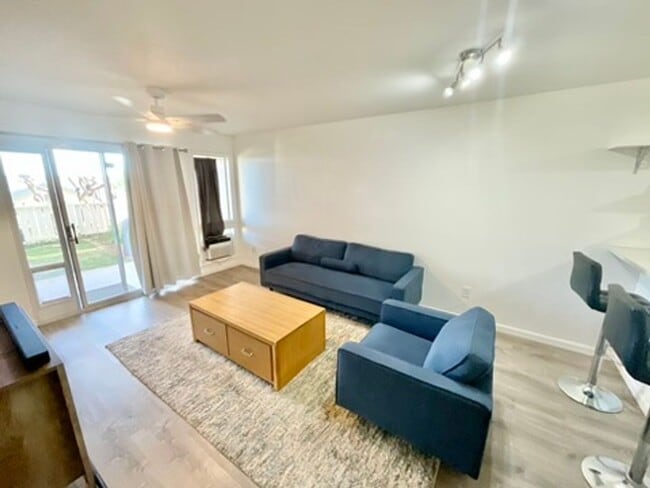 Primary Photo - 2 bed 2 bath, Private yard, 2 parking stalls