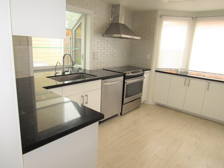 Building Photo - 34565 Vane Cmn