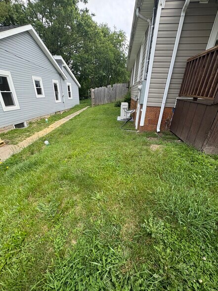 Side yard - 117 Clyde St