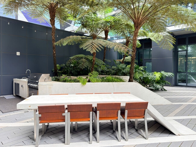 Building Photo - 1688 Pine St