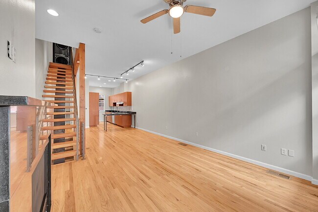 Building Photo - $3,225.00 - 2 Beds, 1.5 Bath, Townhouse in...