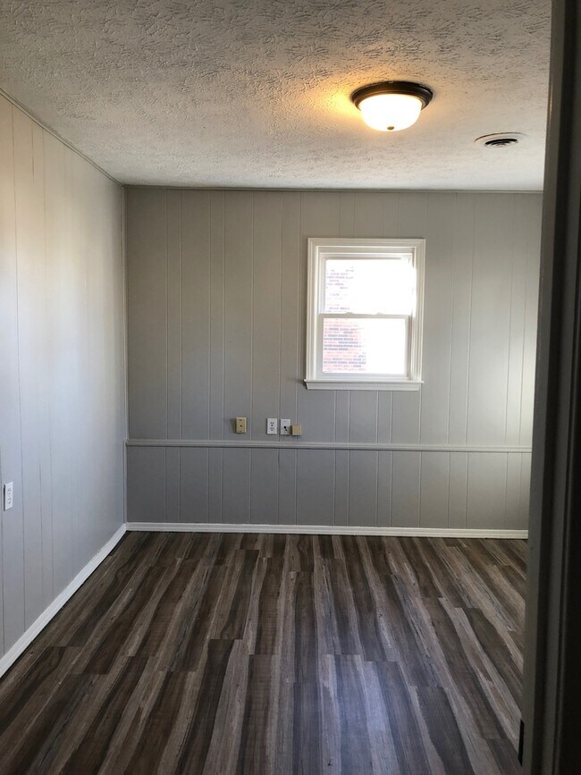 Building Photo - Beautiful  4 bedroom Remodeled Home in Ravenwood  Springfield MO