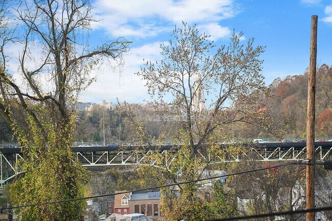 Building Photo - 320 Greenfield Ave