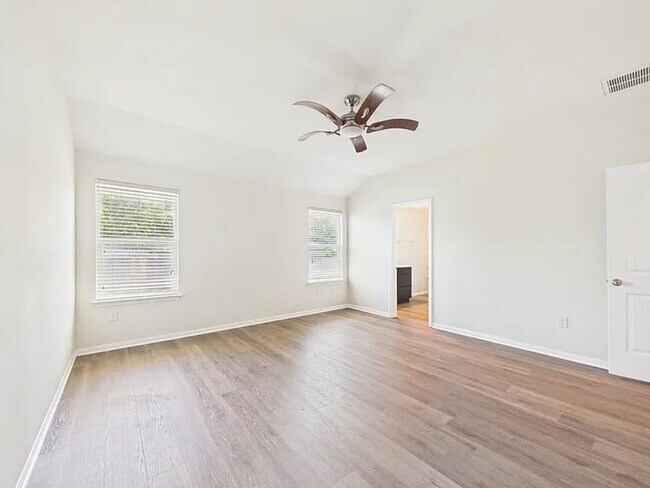 Building Photo - Spacious one-level home in Glenwood!