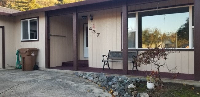 Building Photo - 3 bedroom, 2 bathroom home in well established neighborhood.