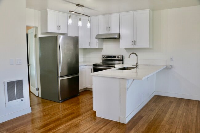 Building Photo - 305 S Sierra Ave