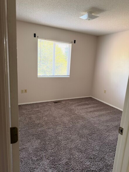 Building Photo - 1325 W Nottingham Cir