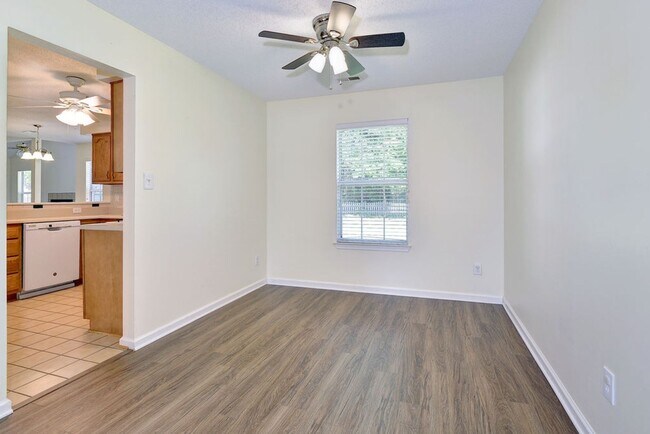 Building Photo - Convenient Coventry Home