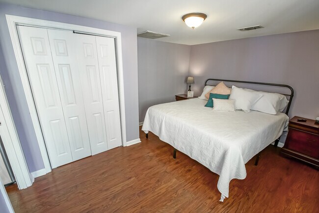 King sized bed - 819 Saint Peter St
