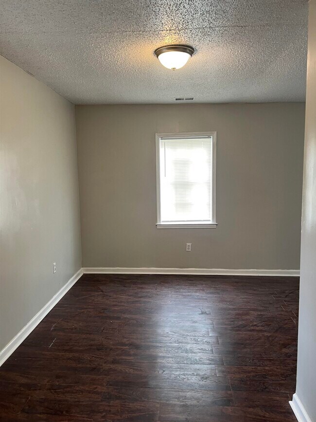 Building Photo - 318 Red Oak St