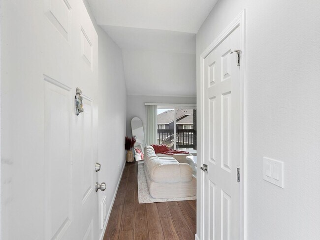 Building Photo - Updated Quiet 1-bedroom, 1-bath condo in the heart of Murrayhill