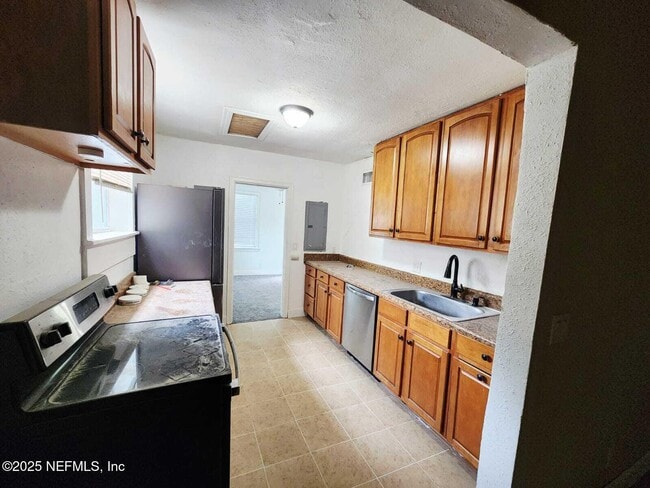 Building Photo - 1323 W 30th St