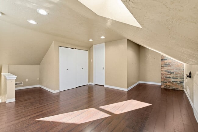 Building Photo - Charming 3 Bedroom/4 Bathroom Detached Home Located In The South Side Flats.  Available Immediately.