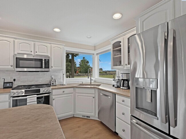 Building Photo - 4 Bedrooms Plus an Office Steps from the R...