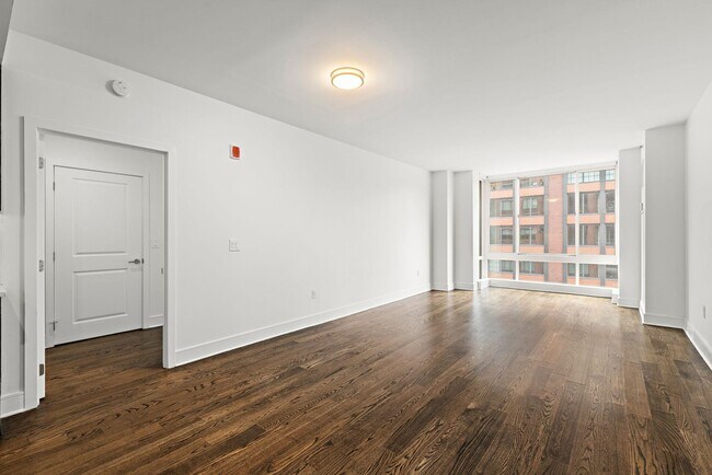 Building Photo - 1100 Maxwell Ln