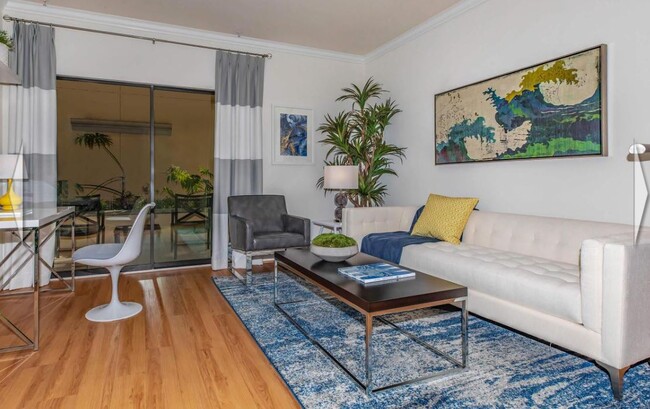 Spacious Living Room - 505 N Figueroa St