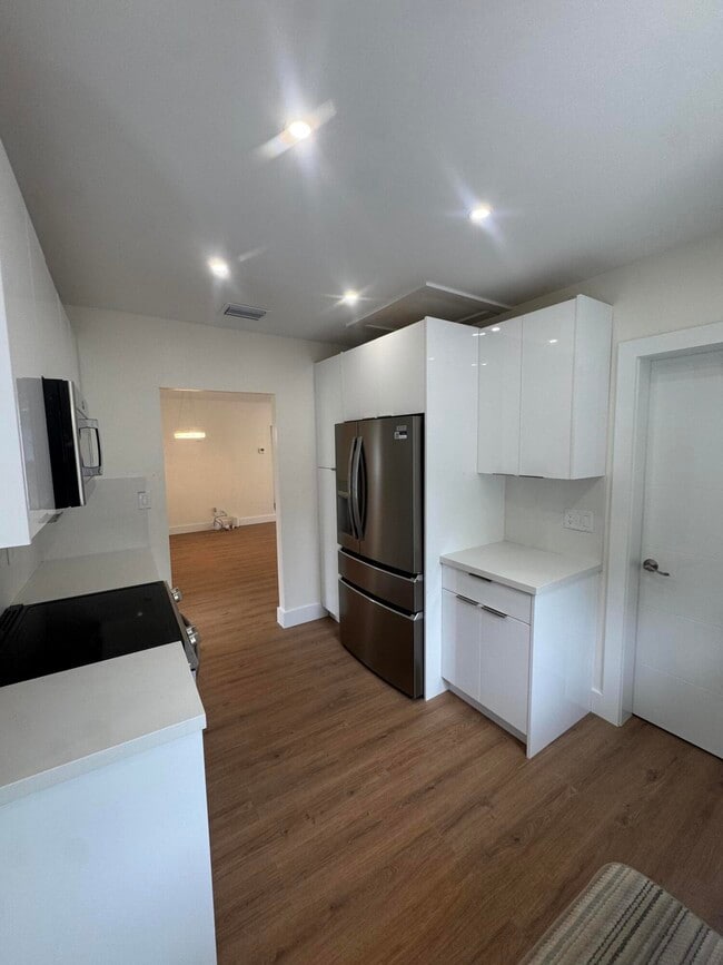 Building Photo - 725 NE 160th Terrace