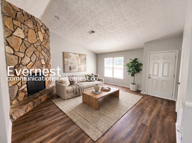 Building Photo - 3 Bed/2 Bath Home with Garage / Pet-Friendly / Coming Soon!