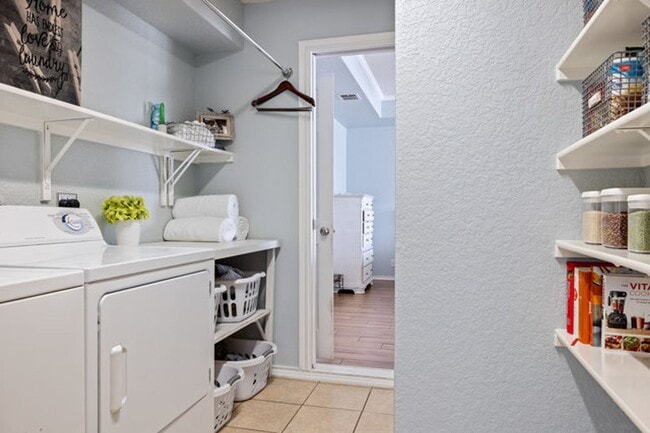 Building Photo - Single story home with study located in Miramar.