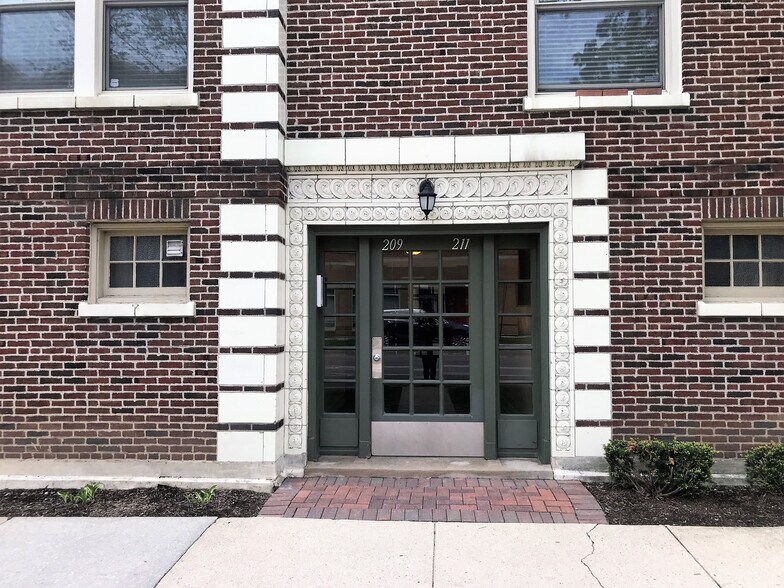 Primary Photo - 209 Chicago Ave