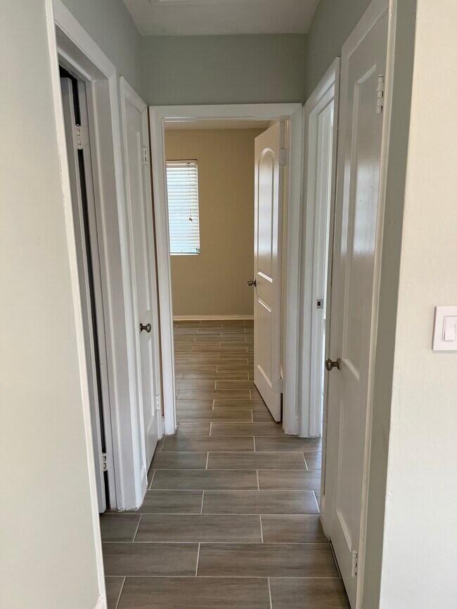 Building Photo - 325 SW 14th Ct