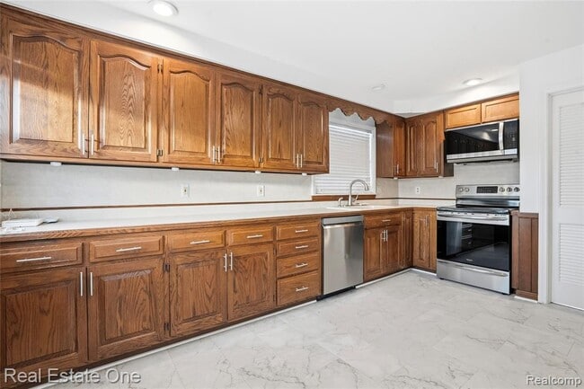 Building Photo - 6341 N Charlesworth St