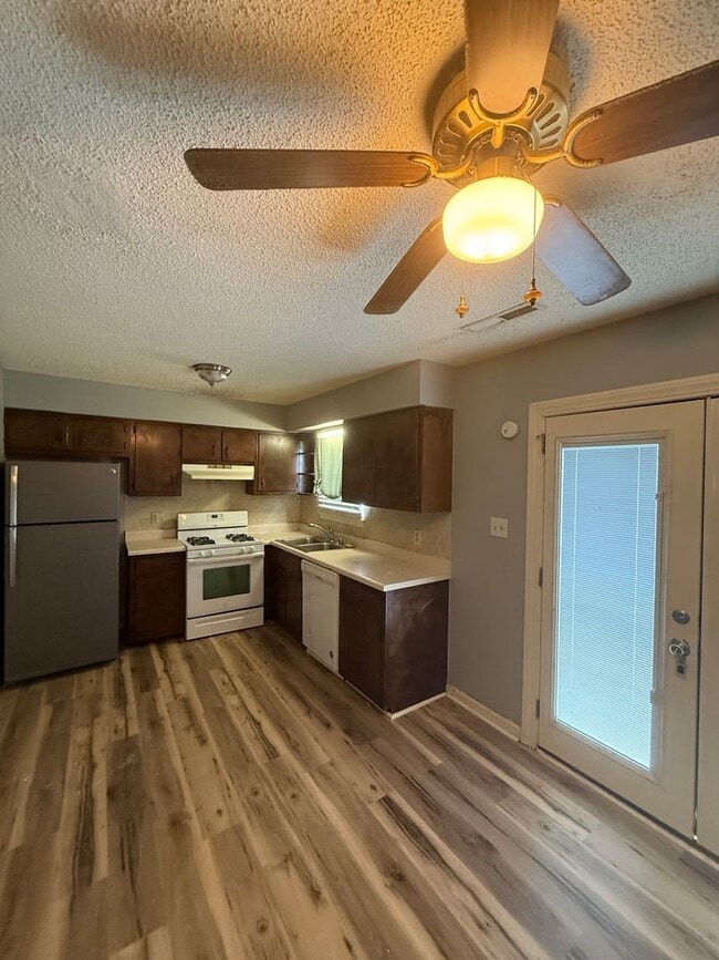 Building Photo - 132 Pebble Ct