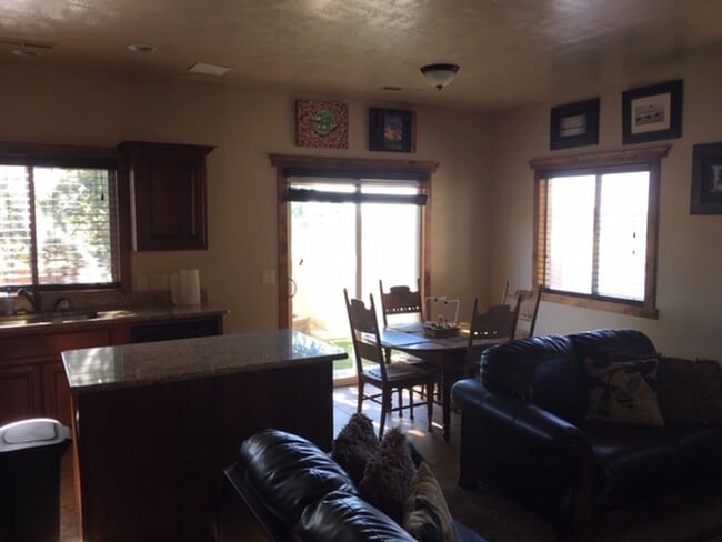 Building Photo - Roomy townhome