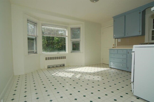 Building Photo - 122 Warren St