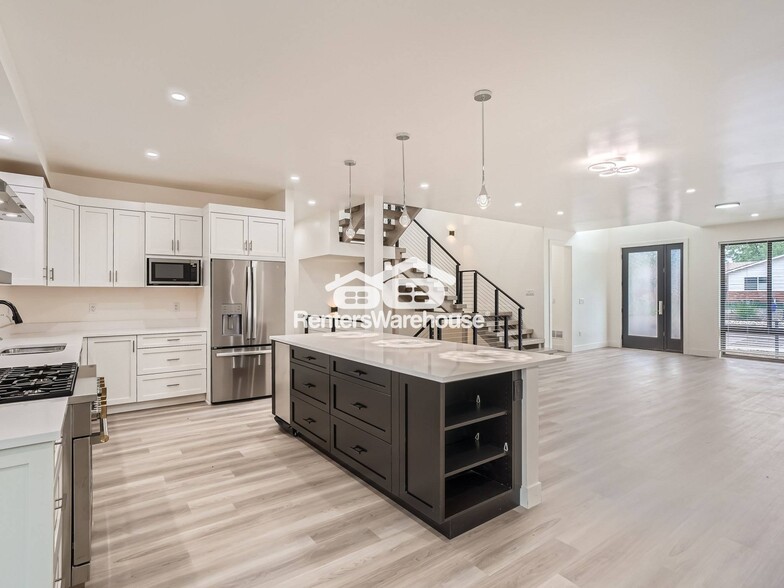 Building Photo - 3595 Darley Ave