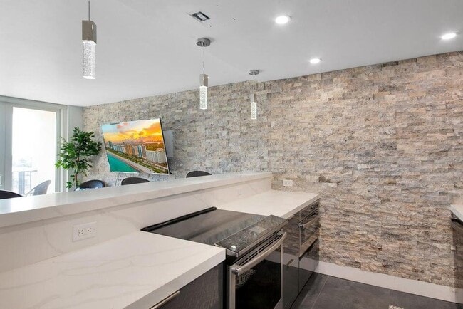 Building Photo - 2881 NE 33rd Ct