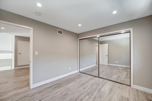 Building Photo - 5346 Tyrone Ave