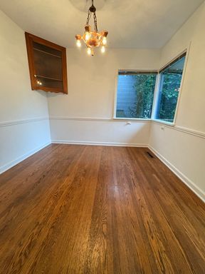 Building Photo - Freshly Painted Large Queen Anne Home! $3495