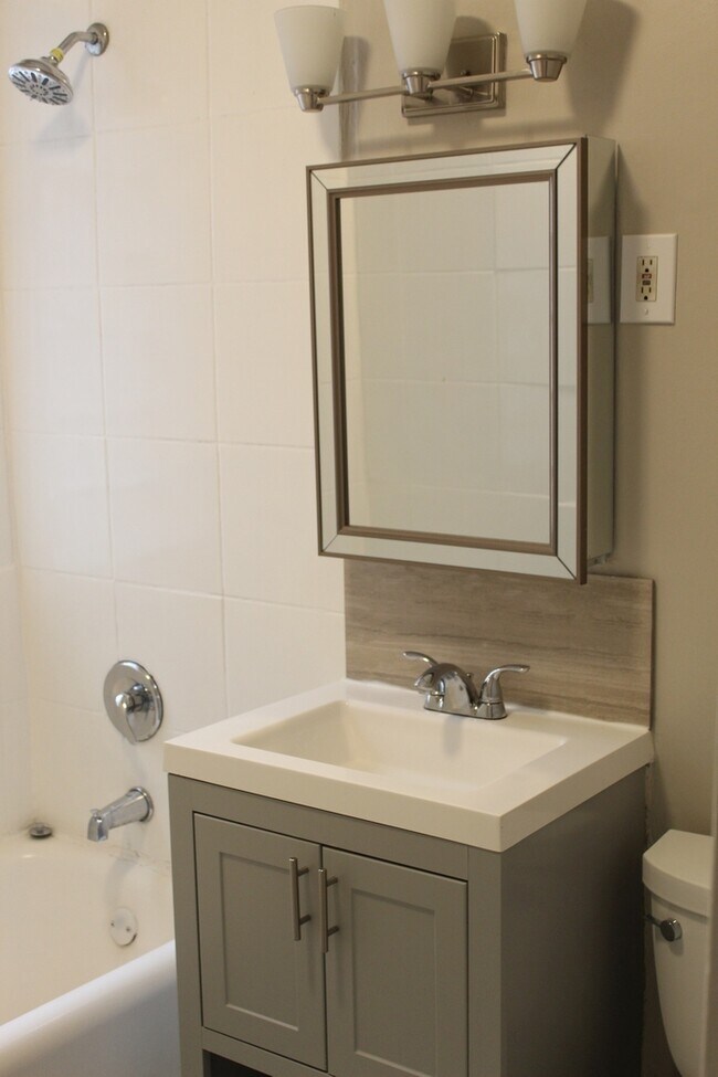 Building Photo - 5024 N Winthrop Ave