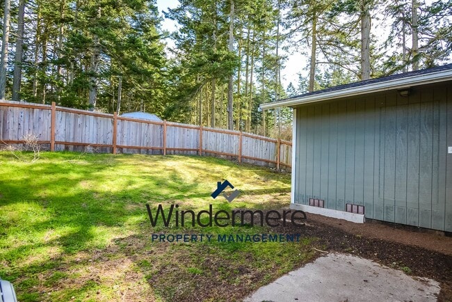 Building Photo - Charming 3 Bedroom 2 Bathroom Home in Sierra with Water View