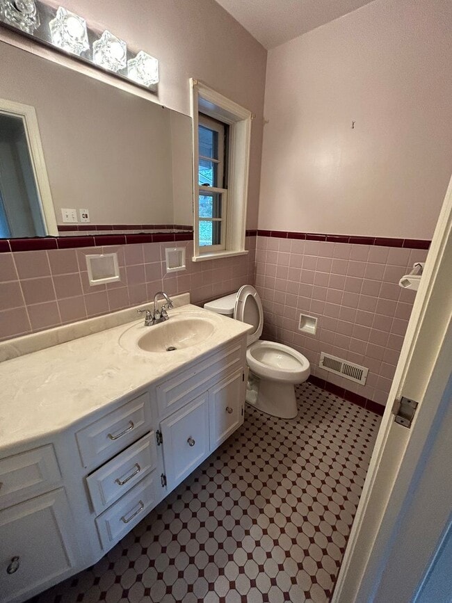 Building Photo - Charming 3/2 House in College Heights- $1,995