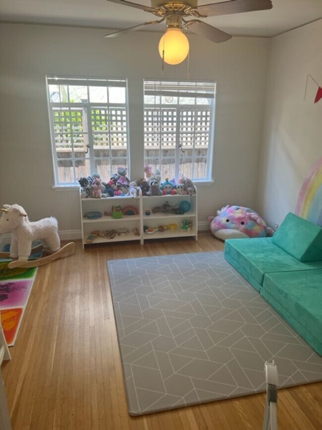 Building Photo - Beautiful, Spacious Rockridge Home!