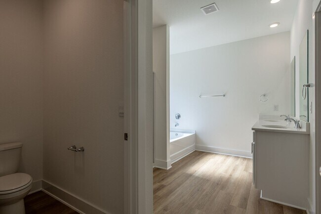 Building Photo - Stunning 5 Bedroom Home in Fairhope, AL! Spacious, Modern, and Move-In Ready!