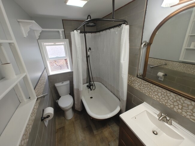 Building Photo - 15 Stock Pl