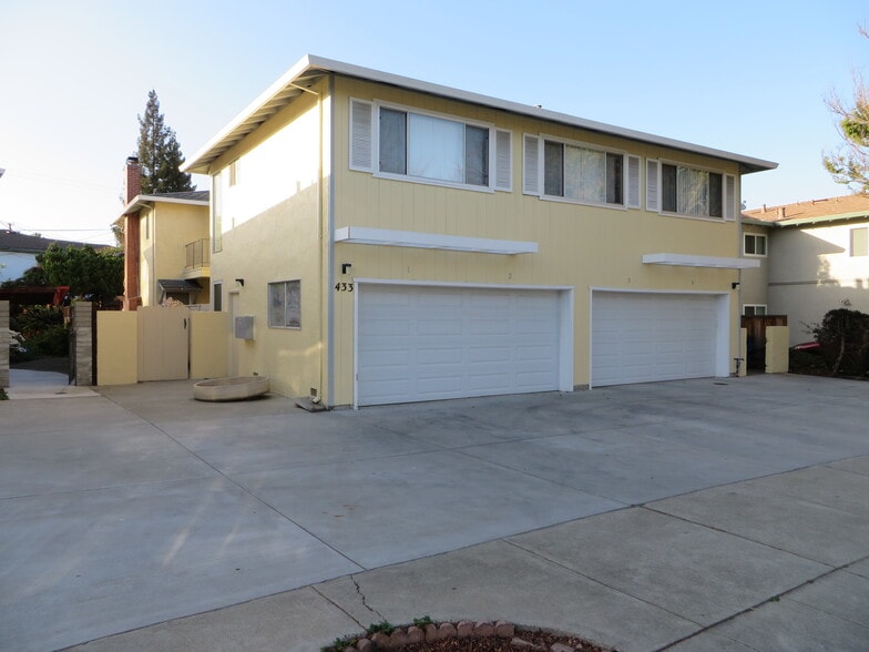 Front of building - 433 Vasquez Ct